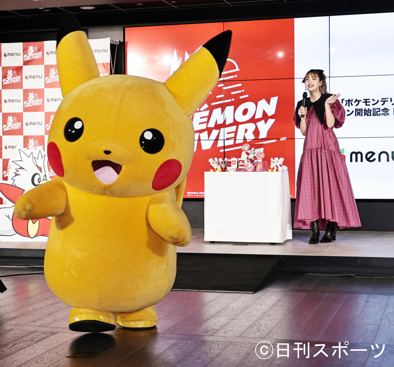 フードデリバリーサービスのイベントでピカチュウ（左）を送り出す藤田ニコル（撮影・中島郁夫）