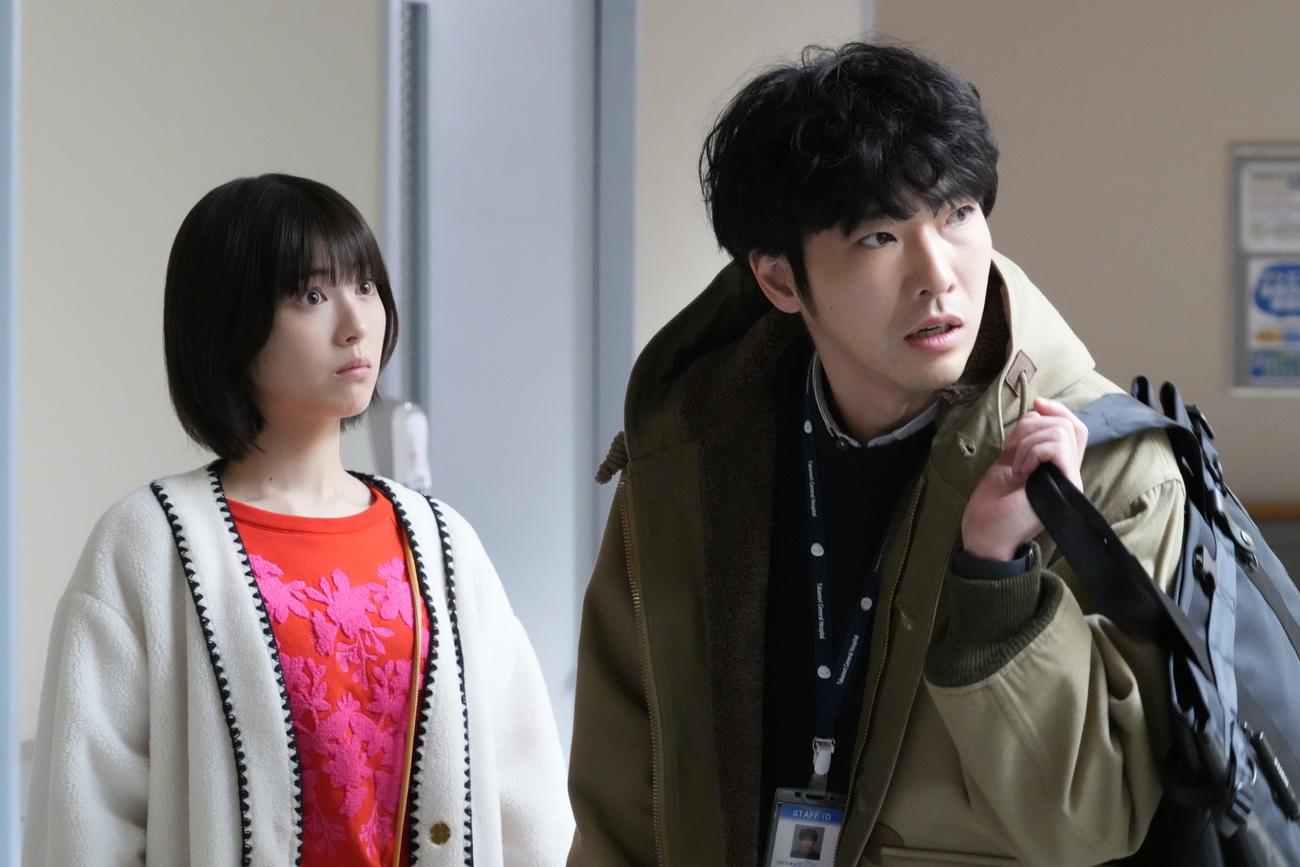 雪村白夜（浜辺美波＝左）は狩岡将貴（柄本佑）の様子に胸がざわついた（C）カンテレ
