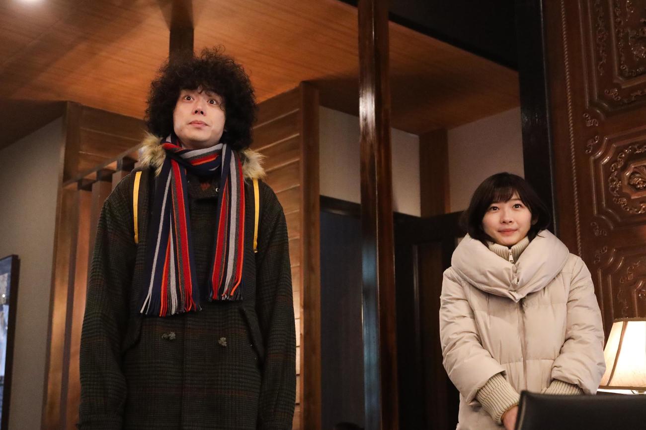久能整（菅田将暉＝左）と風呂光子（伊藤沙莉）はミステリー会に参加する（C）フジテレビ