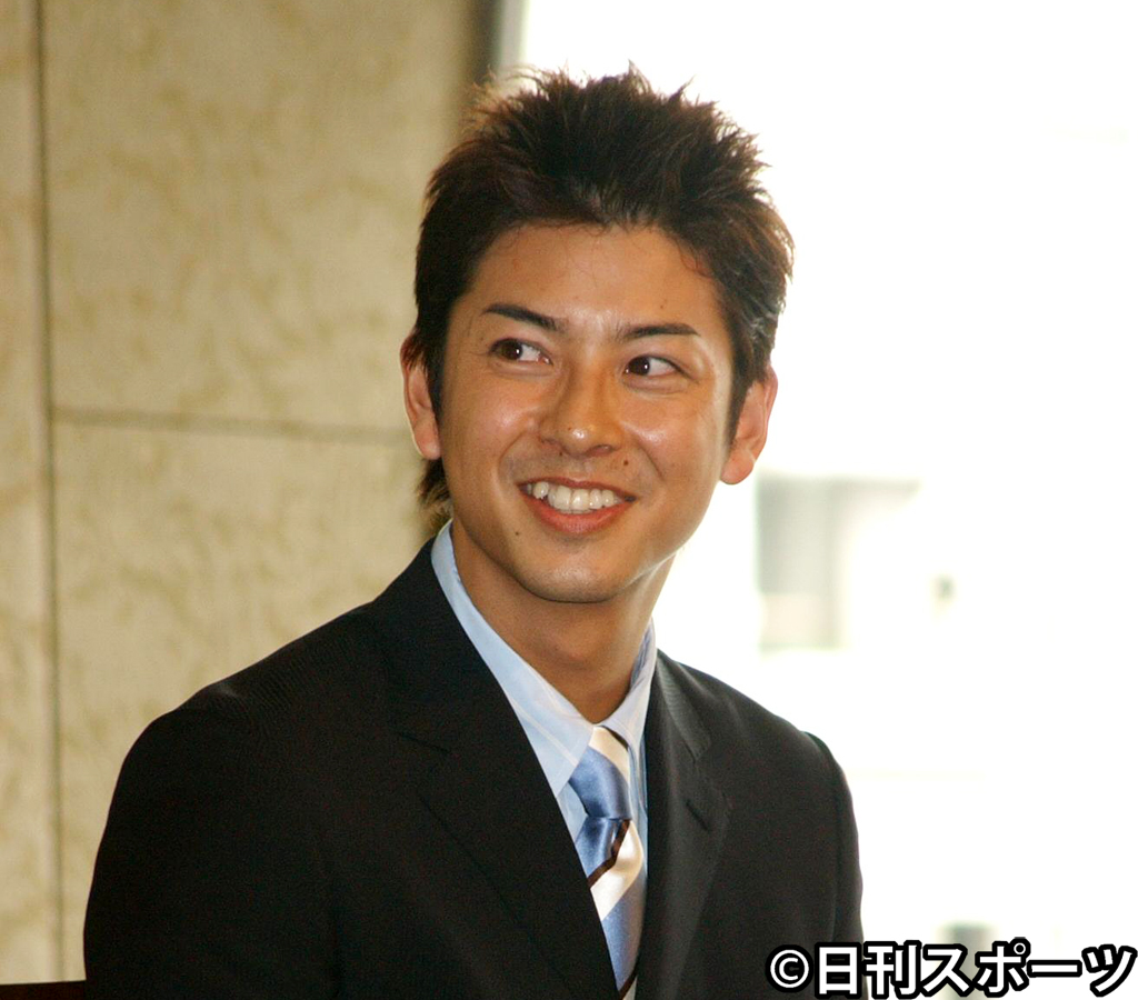 04年３月、「報道ステーション」の制作発表会見に出席する富川悠太アナウンサー