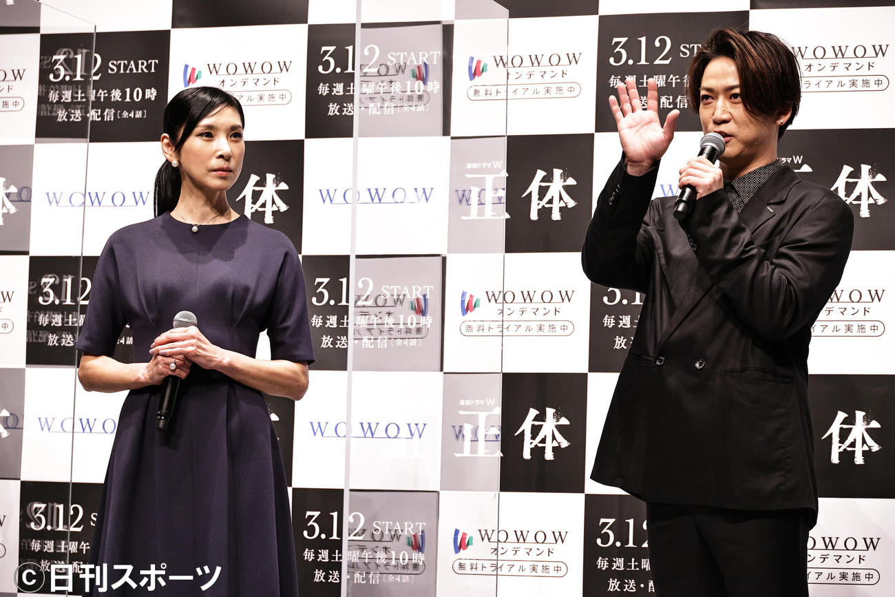 「連続ドラマW　正体」完成報告会見を行う黒木瞳（左）と亀梨和也（撮影・中島郁夫）