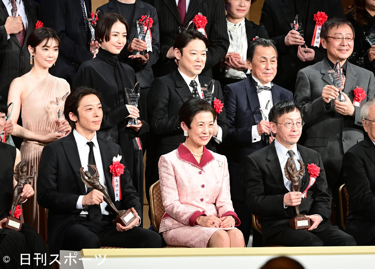 第29回読売演劇大賞贈賞式の記念撮影に臨む、前列左から最優秀男優賞の高橋一生、高円宮妃殿下、大賞・最優秀作品賞の野田秀樹、後列左から優秀女優賞の倉科カナ、長澤まさみ、優秀男優賞の阿部サダヲ、佐藤B作、松尾貴史（撮影・小沢裕）