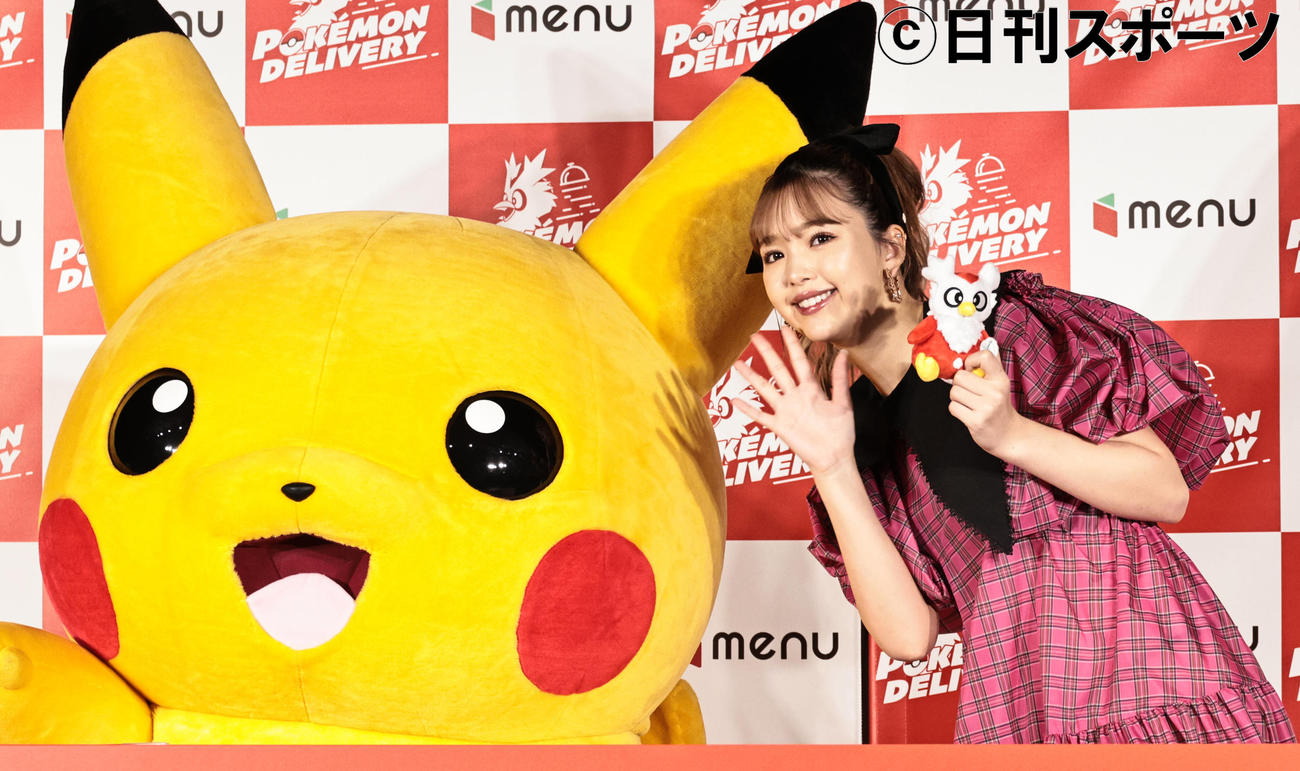 フードデリバリーサービスのイベントに参加した藤田ニコル（右）とピカチュウ（撮影・中島郁夫）