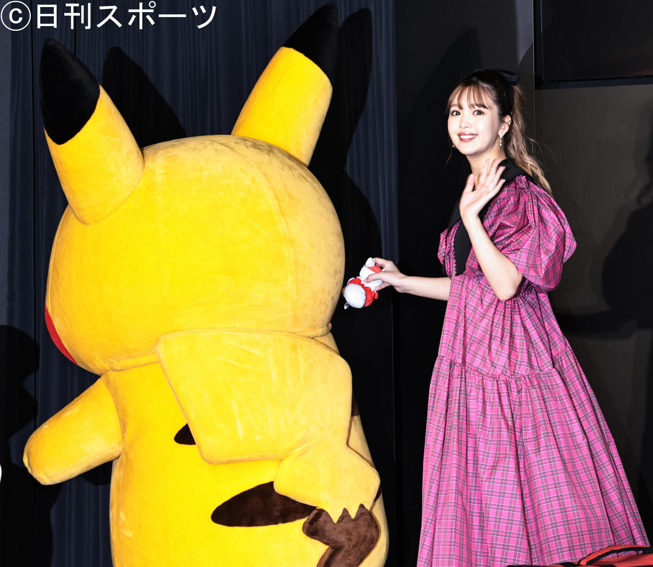 フードデリバリーサービスのイベントを終えピカチュウ（左）と退場する藤田ニコル（撮影・中島郁夫）