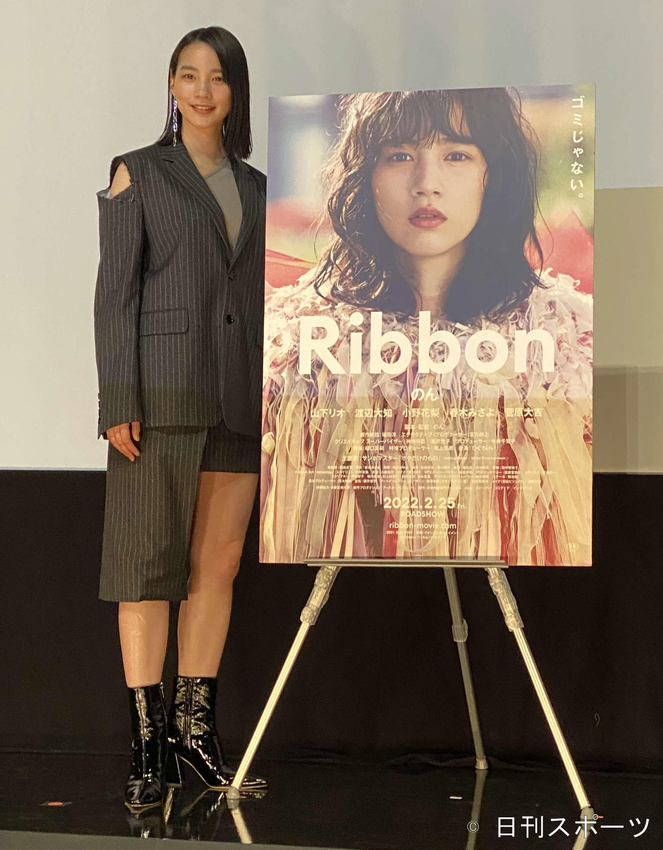 映画「Ribbon」の初日舞台あいさつに登壇したのん