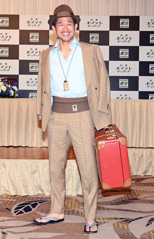 この日55歳の誕生日を迎えたJFL鈴鹿カズは会見場に「フーテンのカズさん」に扮して登場した（撮影・たえ見朱実）