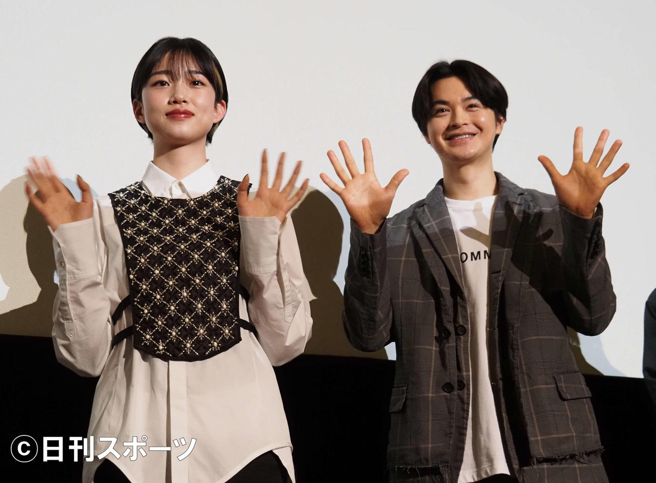 映画「愛なのに」公開記念舞台あいさつに登壇した河合優実（左）と瀬戸康史（撮影・遠藤尚子）