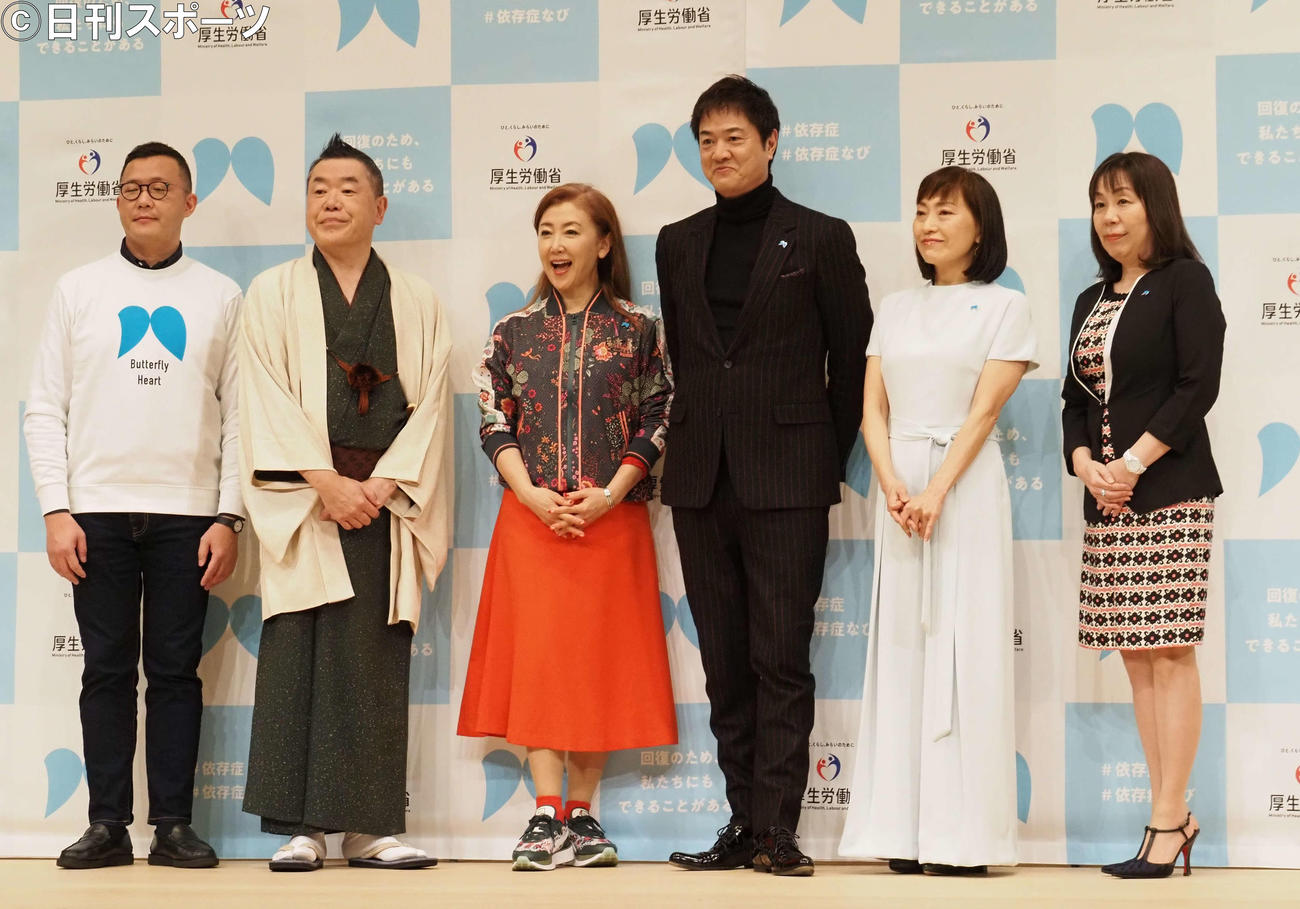 「依存症の正しい理解を深める落語とトークライブ」に出席した、左から塚本堅一氏、桂雀々、東ちづる、高知東生、おおたわ文絵氏、田中紀子氏（撮影・遠藤尚子）