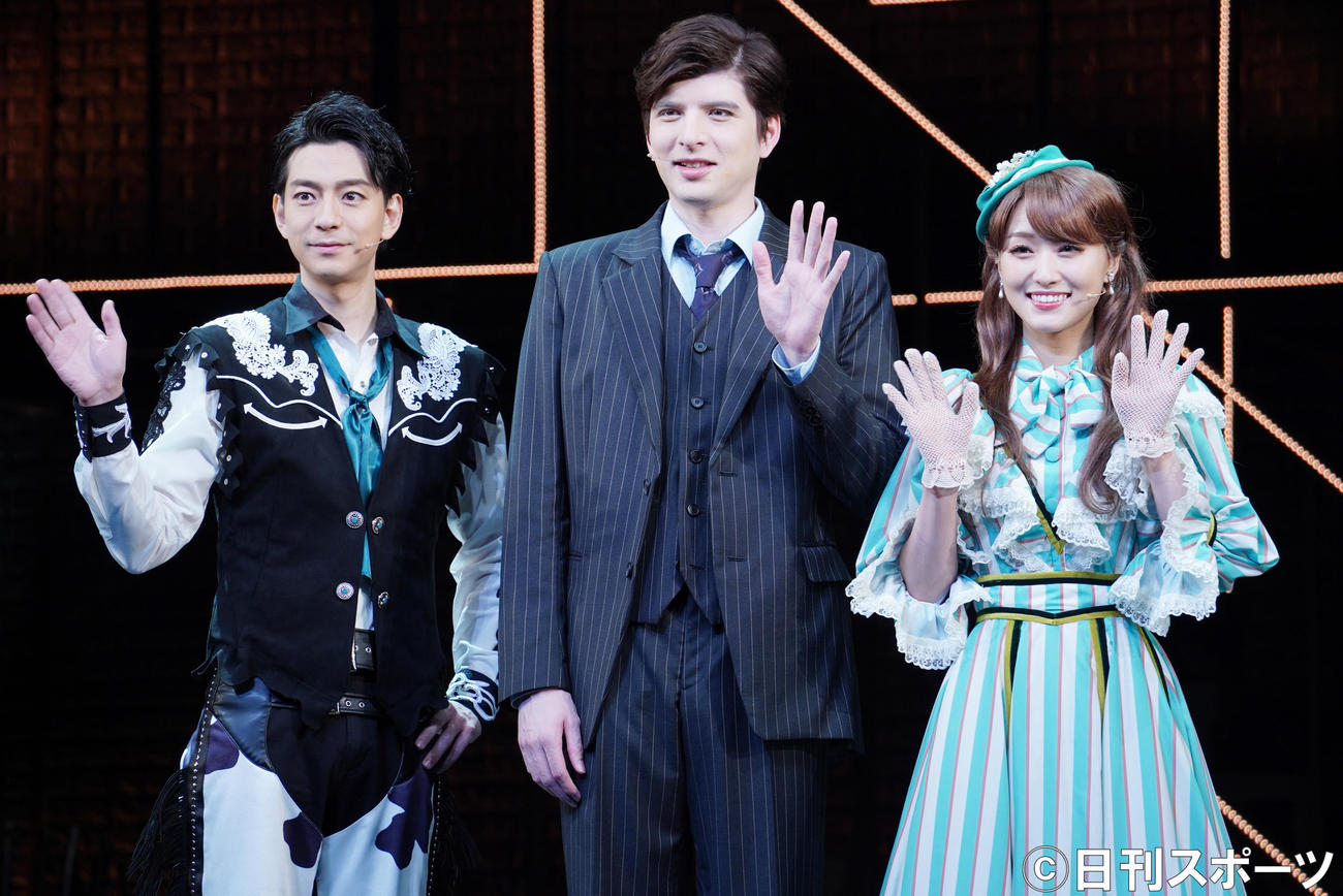 ミュージカル「カーテンズ」の初日取材会に登壇した、左から三浦翔平、城田優、菅井友香（撮影・佐藤勝亮）