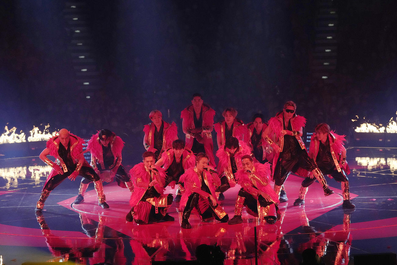 13年ぶりの全国アリーナツアー初日公演を行ったEXILE。前列左からSHOKICHI、TAKAHIRO、NESMITH、中列左からNAOTO、佐藤大樹、後列左から関口メンディー、TETSUYA、世界、AKIRA、白濱亜嵐、橘ケンチ、黒木啓司、岩田剛典
