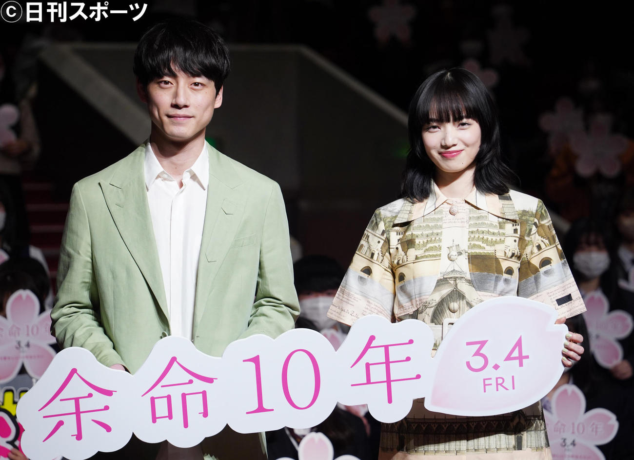 映画「余命10年」の高校生限定試写会イベントに登壇した、坂口健太郎（左）と小松菜奈（撮影・佐藤勝亮）