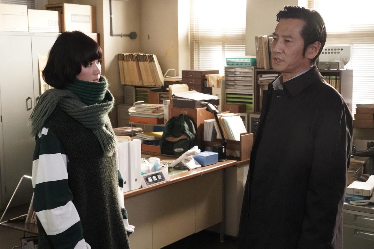 瀬古凜々子（黒木華＝左）は書籍編集部の井伏直哉部長（津田寛治）と対立した（C）フジテレビ