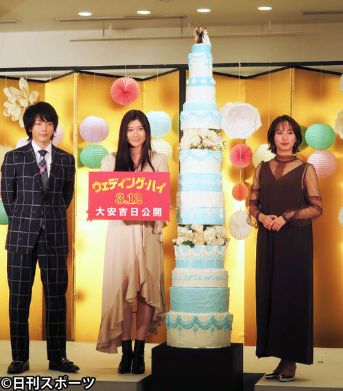 映画「ウェディング・ハイ」の公開直前イベントを行った左から、中村倫也、篠原涼子、関水渚（撮影・三須佳夏）