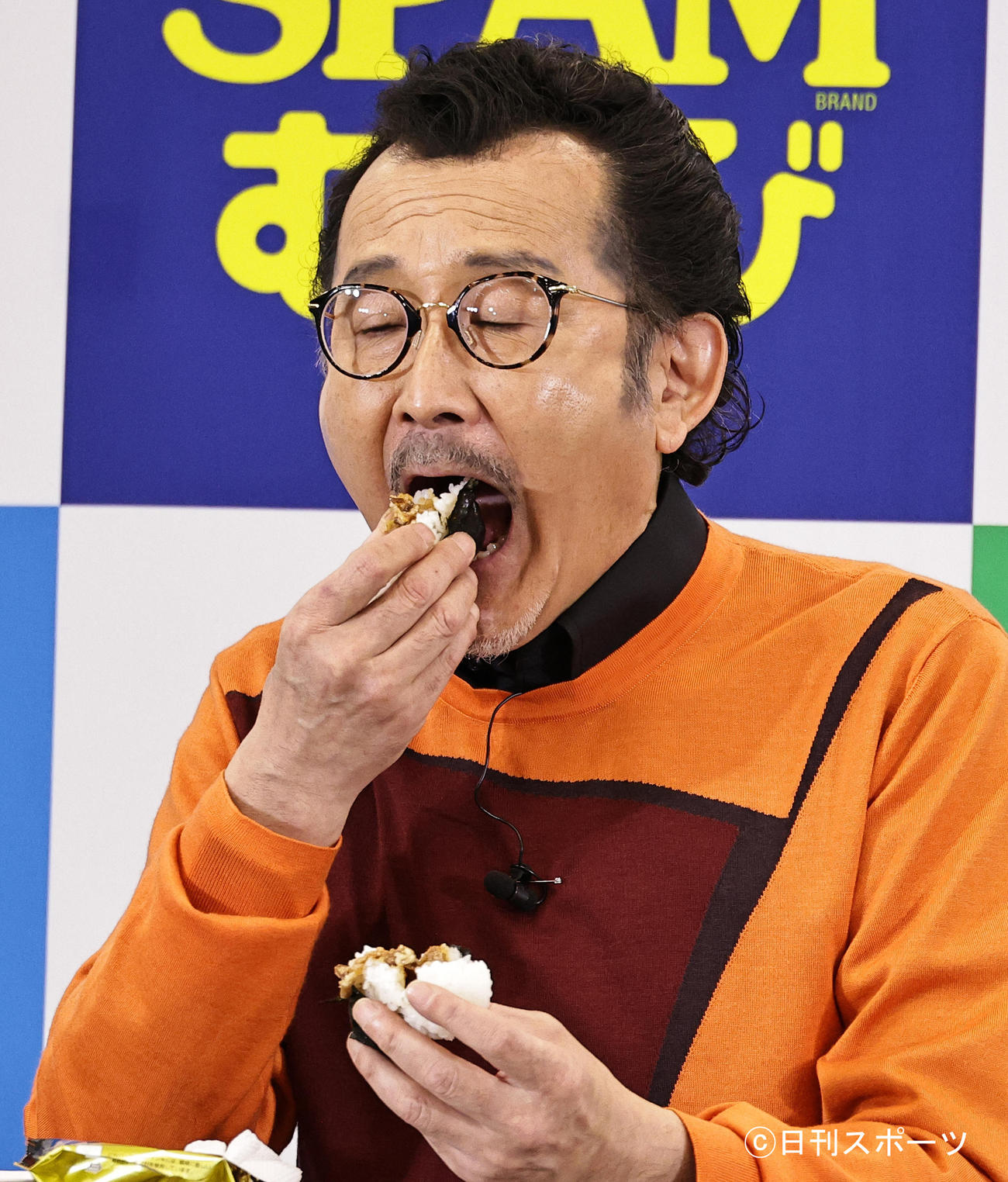 「ファミマ春のおむすび祭り」キャンペーンで試食する吉田鋼太郎（撮影・中島郁夫）