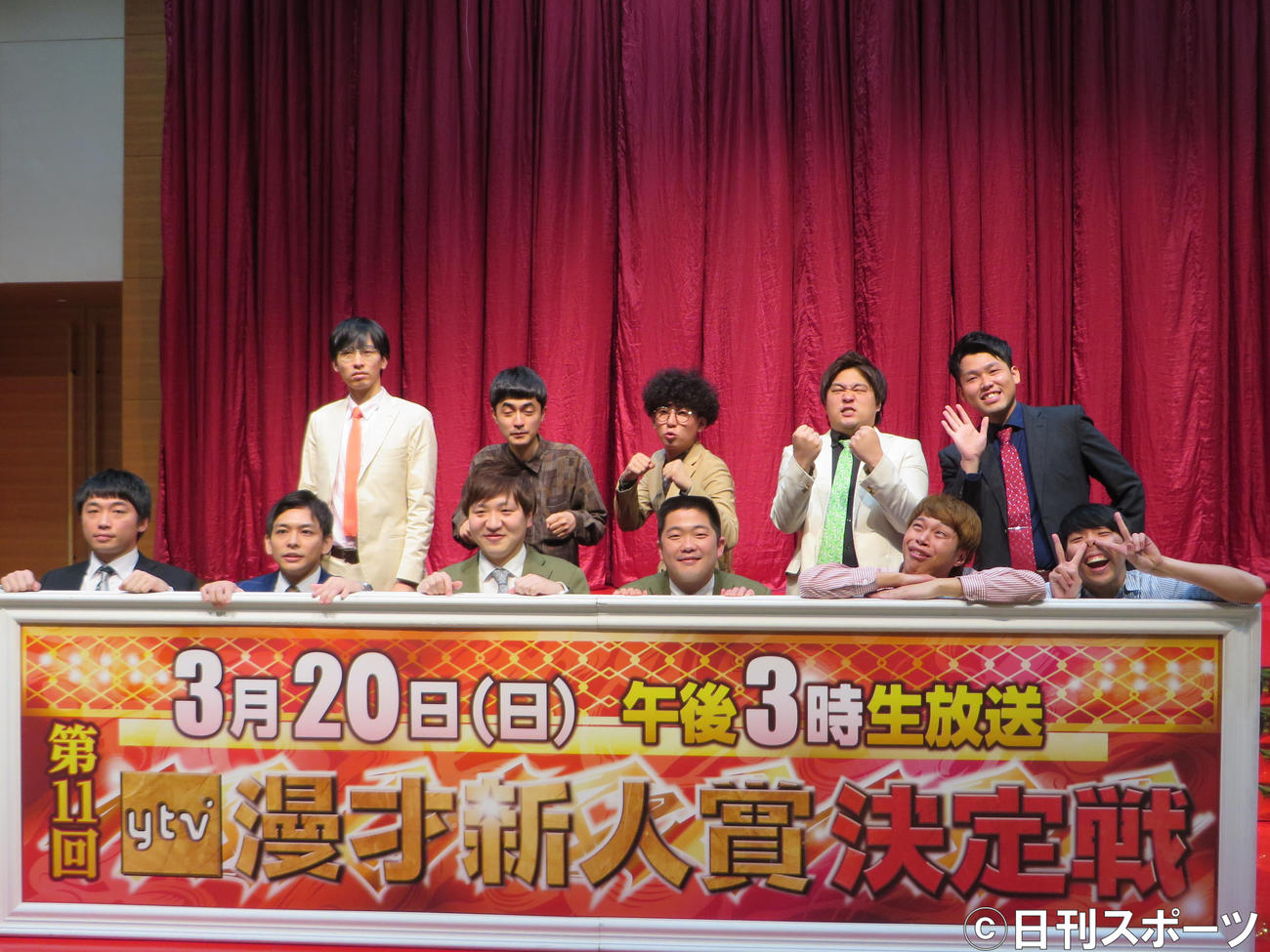優勝賞金100万円をかけて争う6組。前列左からさや香の新山、石井、丸亀じゃんごの北村敏輝、安場泰介、フースーヤの田中ショータイム、谷口理。後列左からカベポスターの永見大吾、たくろうの赤木裕、きむらバンド、ダブルヒガシの大東翔生、東良介