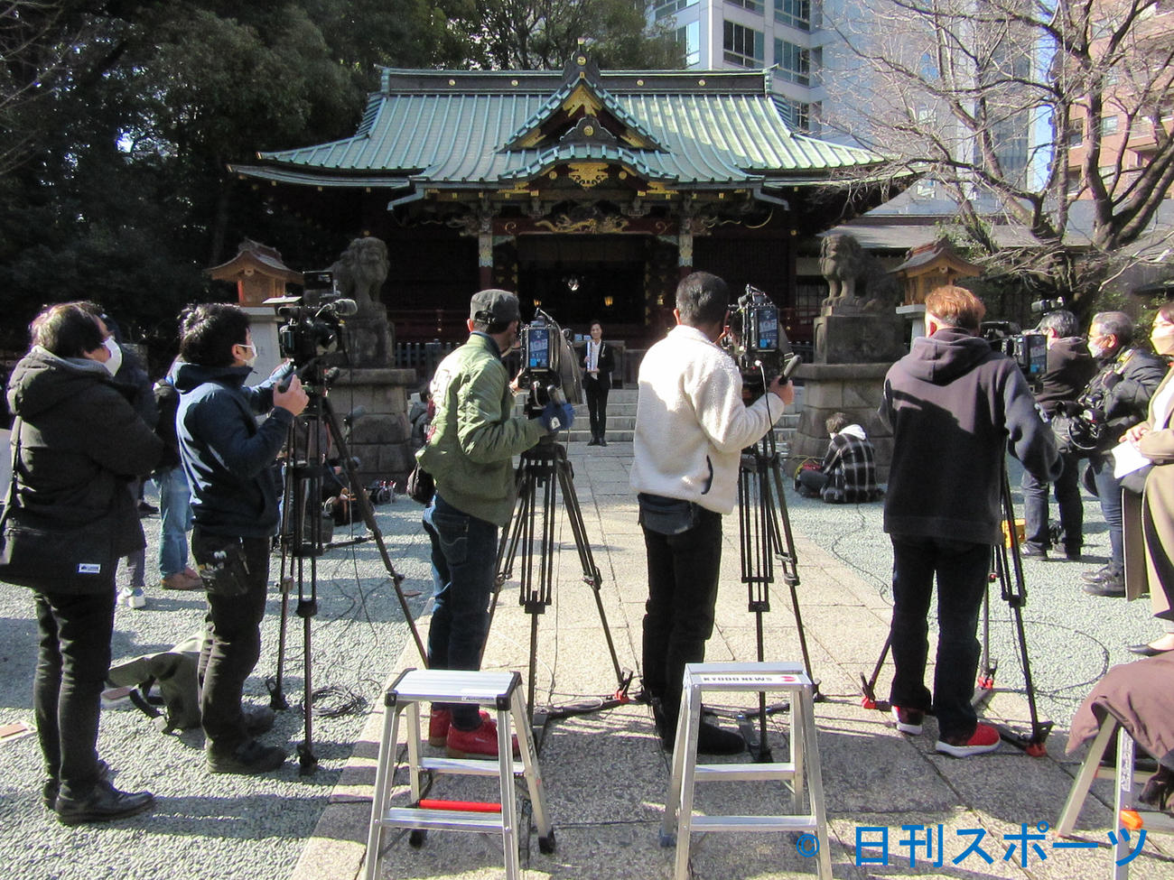 山内惠介のヒット祈願に多数の報道陣が詰め掛けた（2月28日、東京・渋谷の金王八幡宮）
