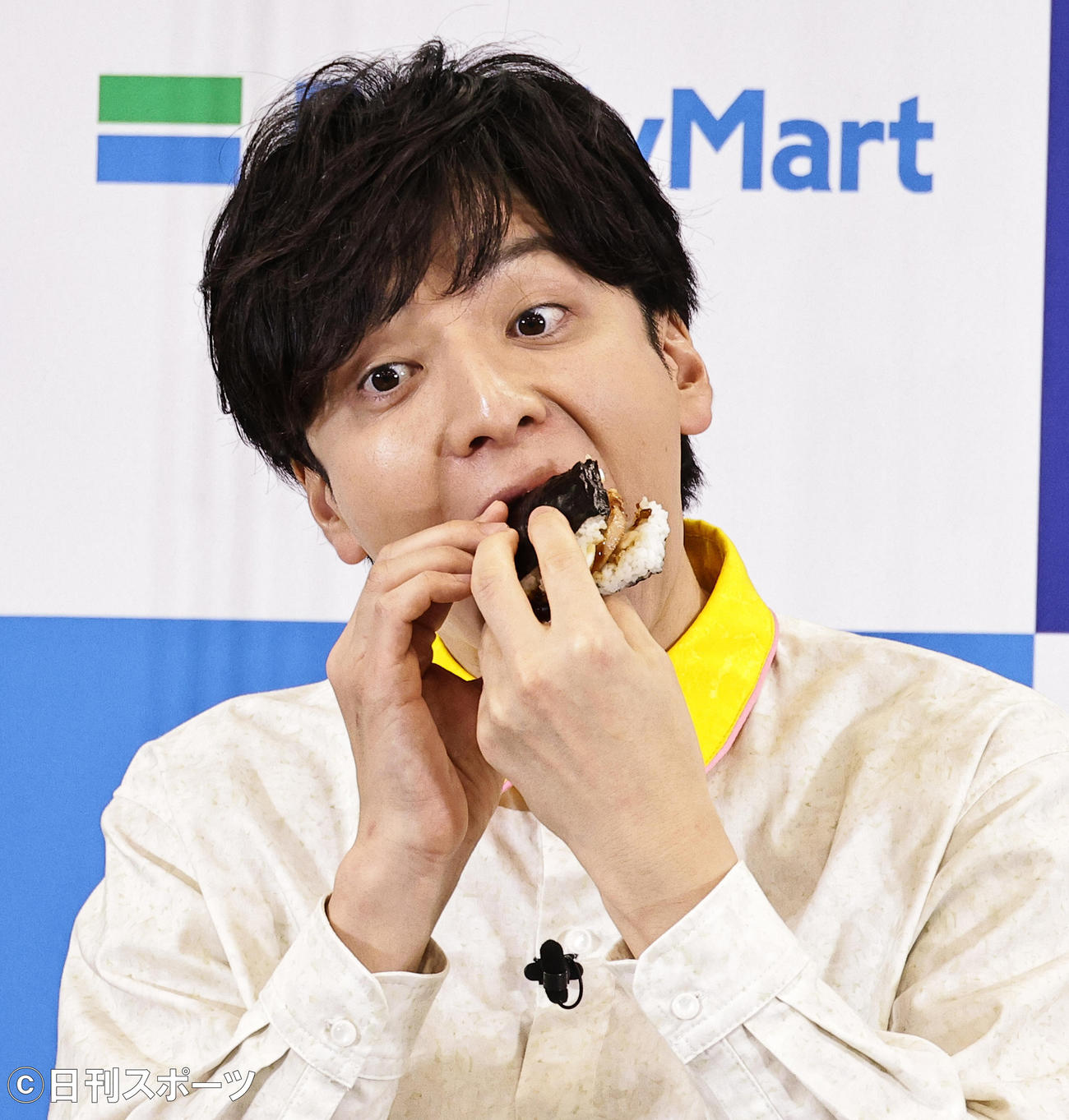 「ファミマ春のおむすび祭り」キャンペーンで試食する生田斗真（撮影・中島郁夫）