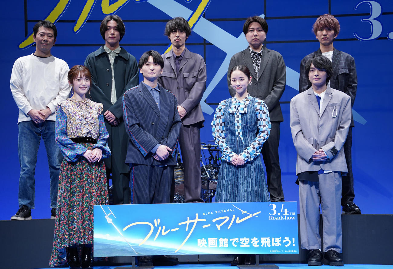 アニメ映画「ブルーサーマル」の公開直前イベントの登壇者。前列左から小松未可子、島崎信長、堀田真由、榎木淳弥。後列は橘正紀監督（左）とSHE’のメンバー（撮影・佐藤勝亮）