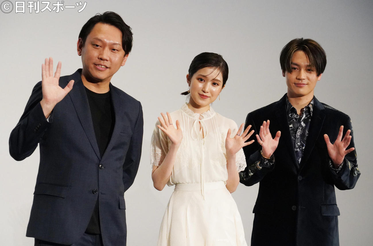 映画「君が落とした青空」の大ヒット御礼舞台あいさつに出席した、左からYuki Saito監督、福本莉子、ジャニーズJr．のTravis Japan松田元太（撮影・佐藤成）