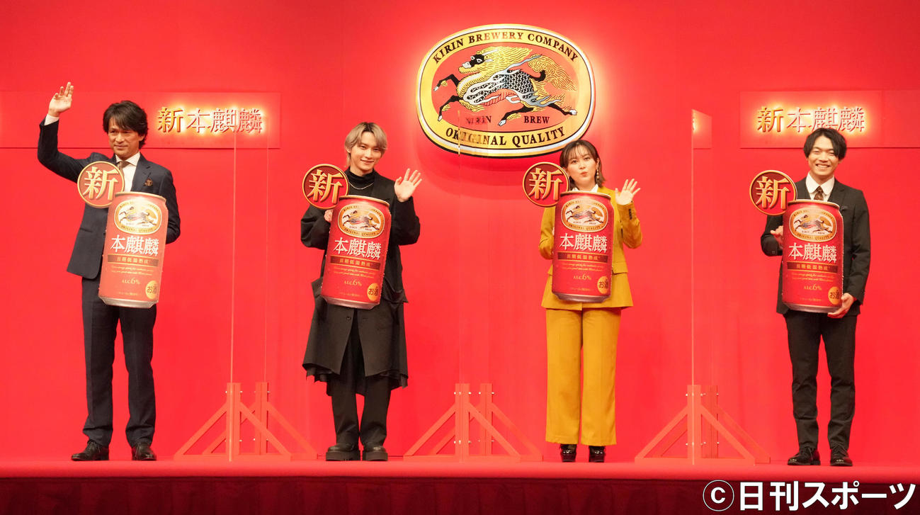 新しい「本麒麟」新CM発表会＆一発撮り生CM撮影会に臨む、左から江口洋介、SKYーHI、ラランド・サーヤ、伊沢拓司（撮影・小沢裕）