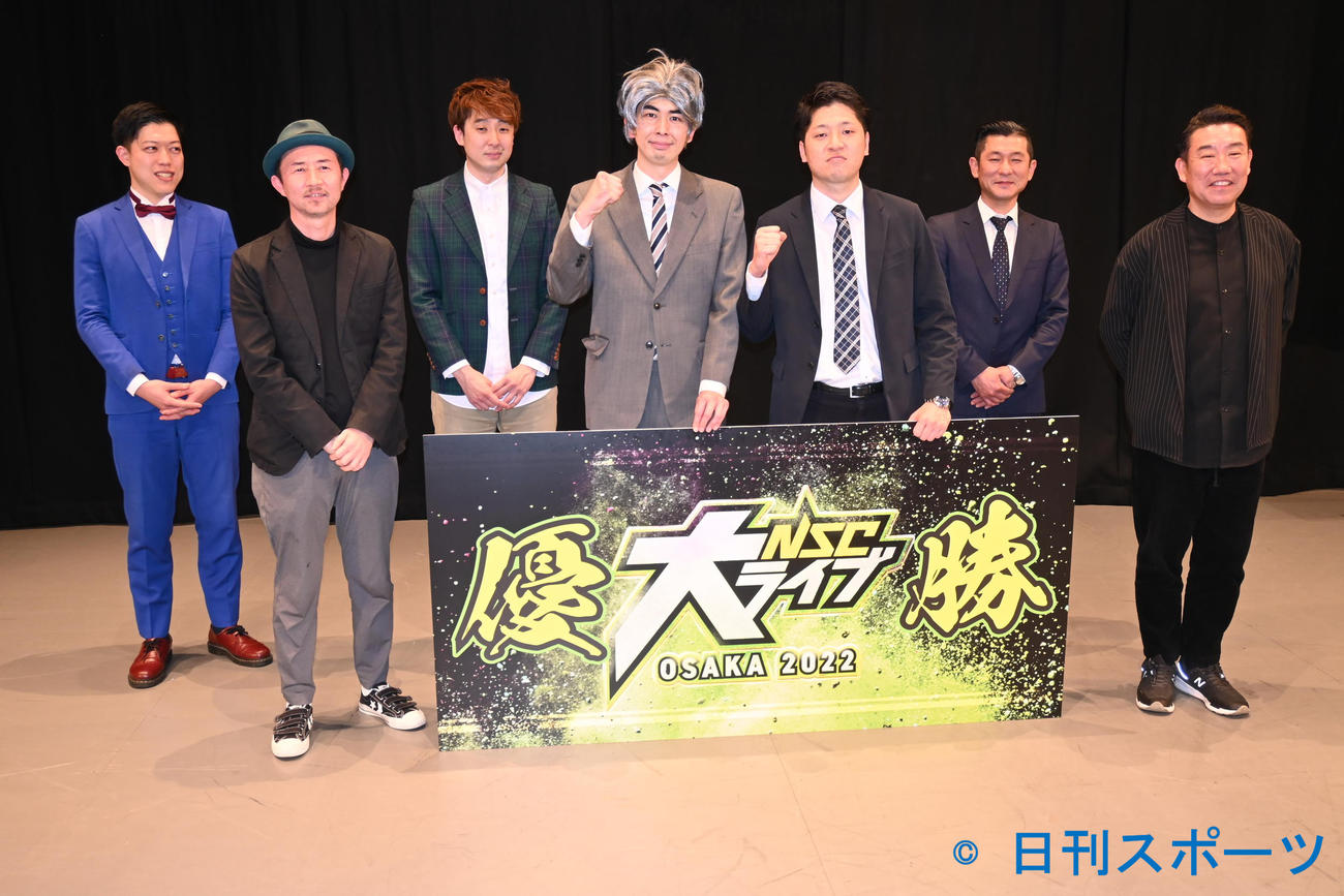 左から滝音のさすけ、ザ・プラン9お～い久馬、滝音の秋定遼太郎、優勝した宛先プレーン荒木健太、たかまん、笑い飯・哲夫、メッセンジャーあいはら（撮影・松浦隆司）