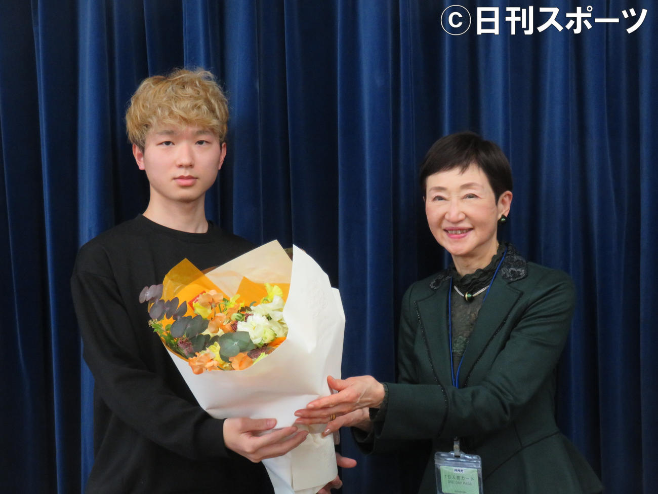 市川森一脚本賞を受賞した加藤拓也氏（左）に花束を贈呈する市川森一夫人