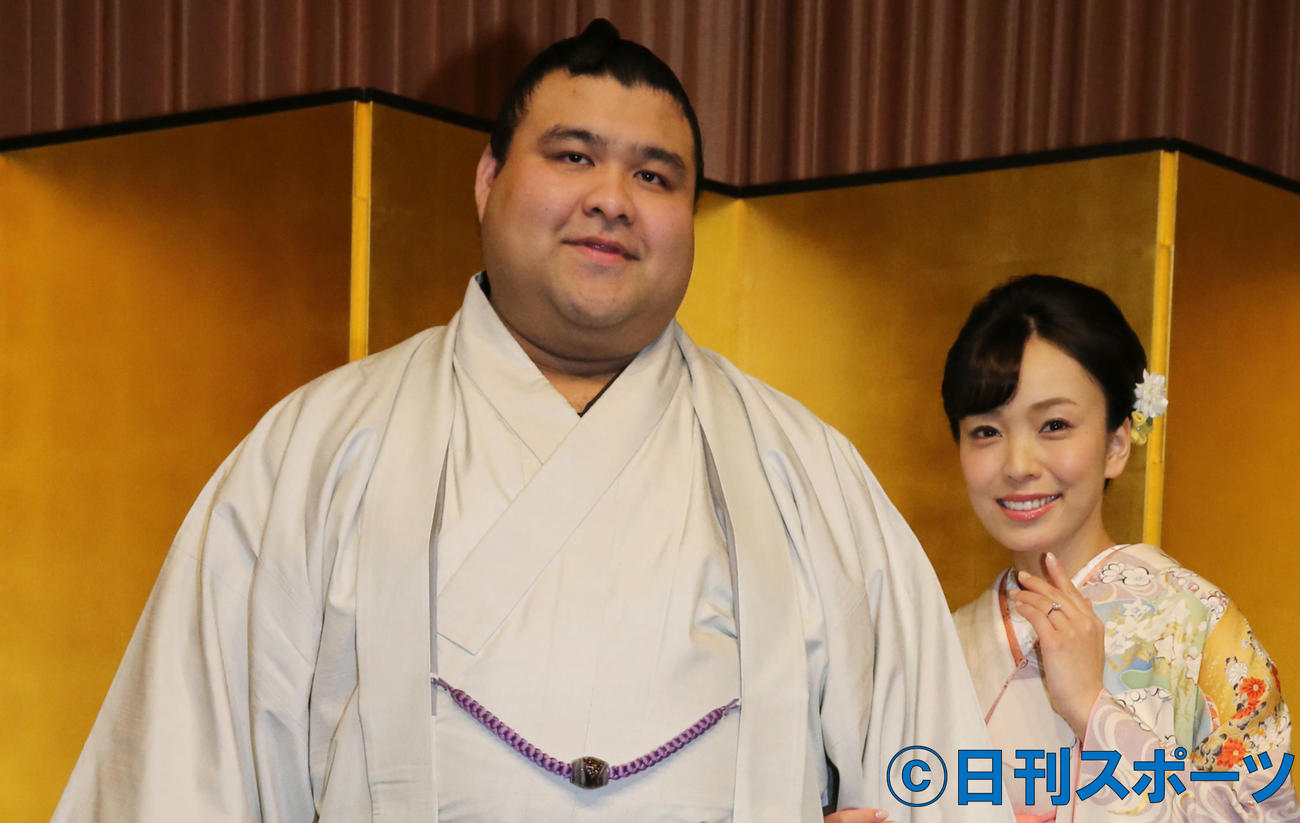 大関高安と演歌歌手の杜このみ（2019年10月撮影）