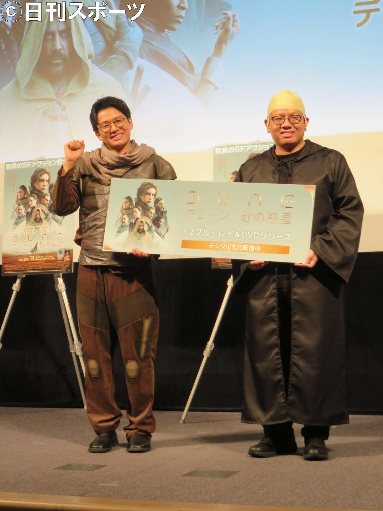 映画「DUNE」のイベントに出席したミキの昴生（右）と亜生