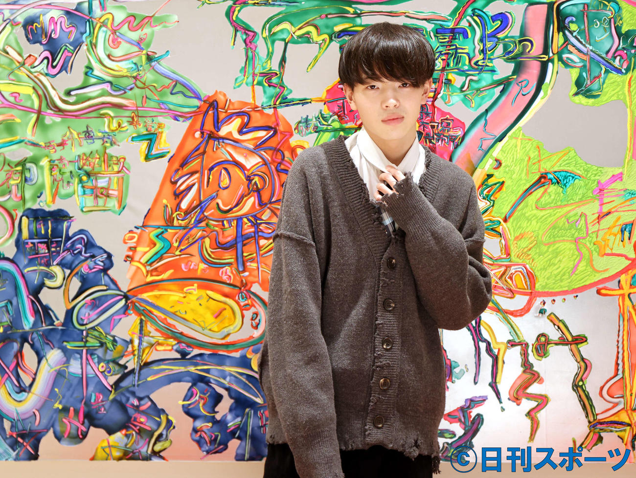 TikTokで投稿のオリジナル曲が「バズり」、今、話題沸騰中のimaseはポーズをとる（撮影・浅見桂子）