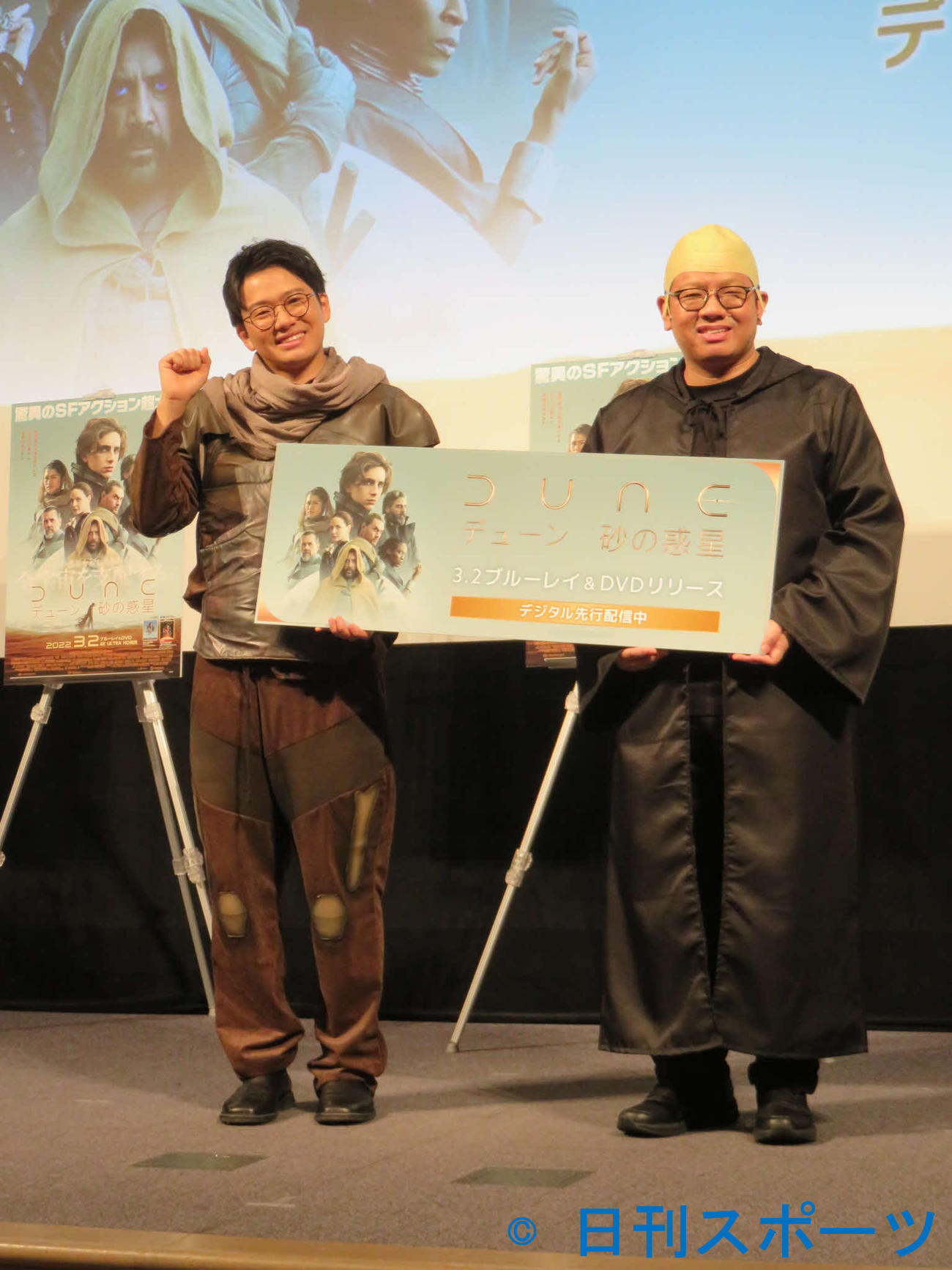 映画「DUNE」のイベントに出席したミキの昴生（右）と亜生