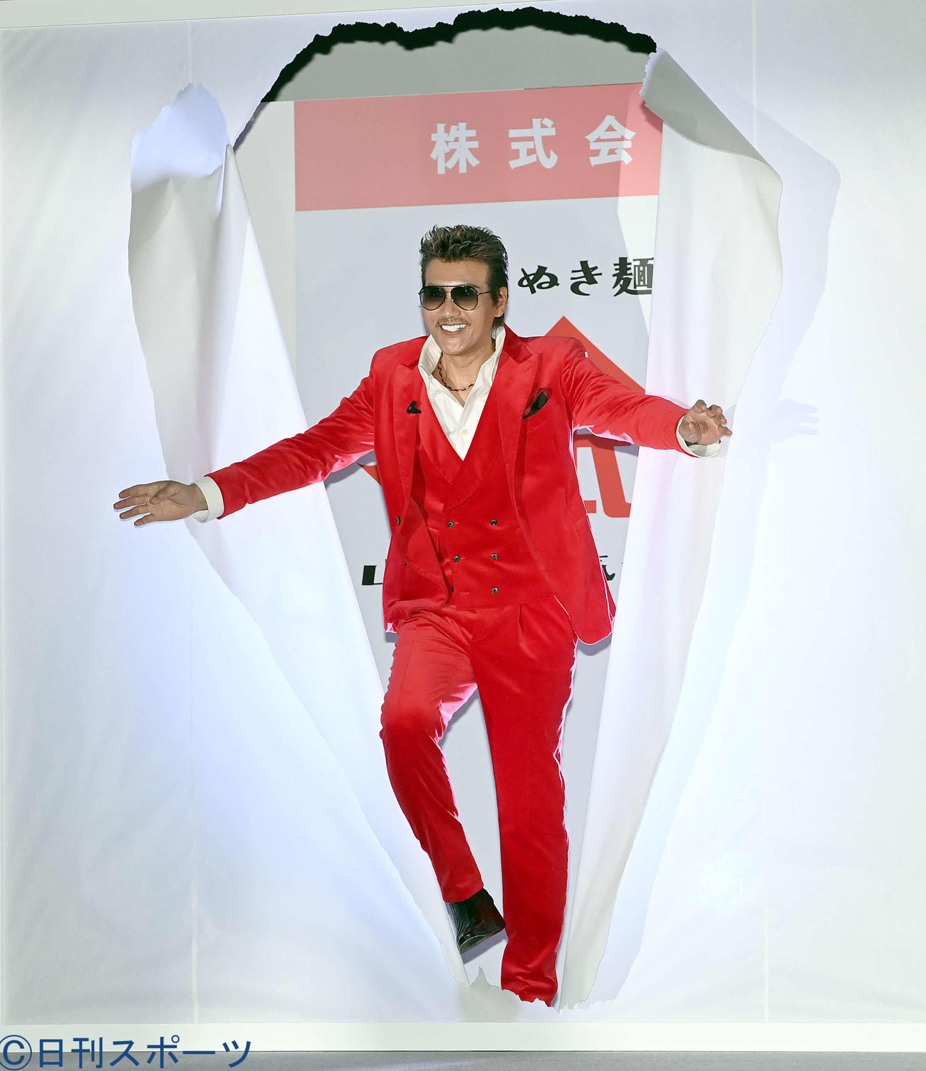 イベントに紙を破って勢いよく登場した日本ハム新庄監督（撮影・たえ見朱実）