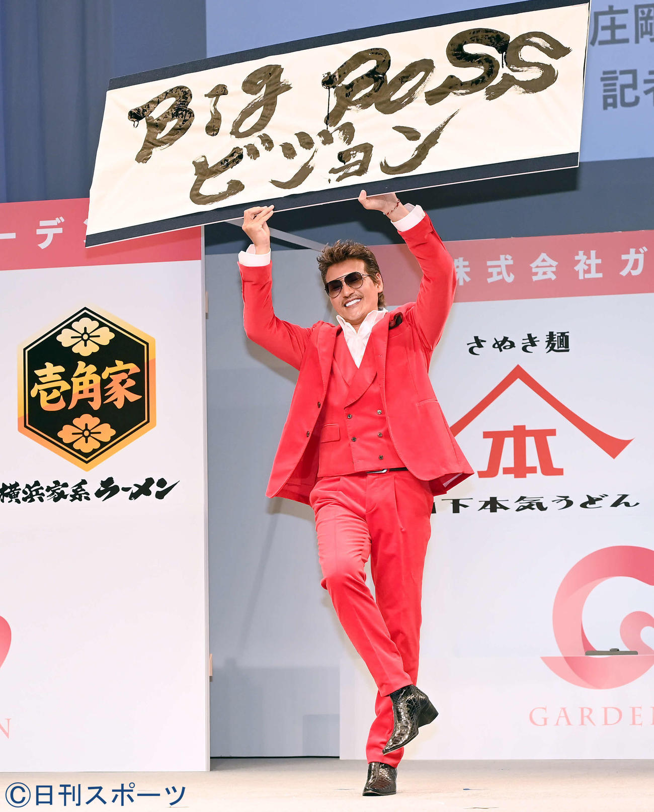株式会社ガーデンのアンバサダーに就任し、笑顔でポーズを決める日本ハム新庄監督（撮影・たえ見朱実）