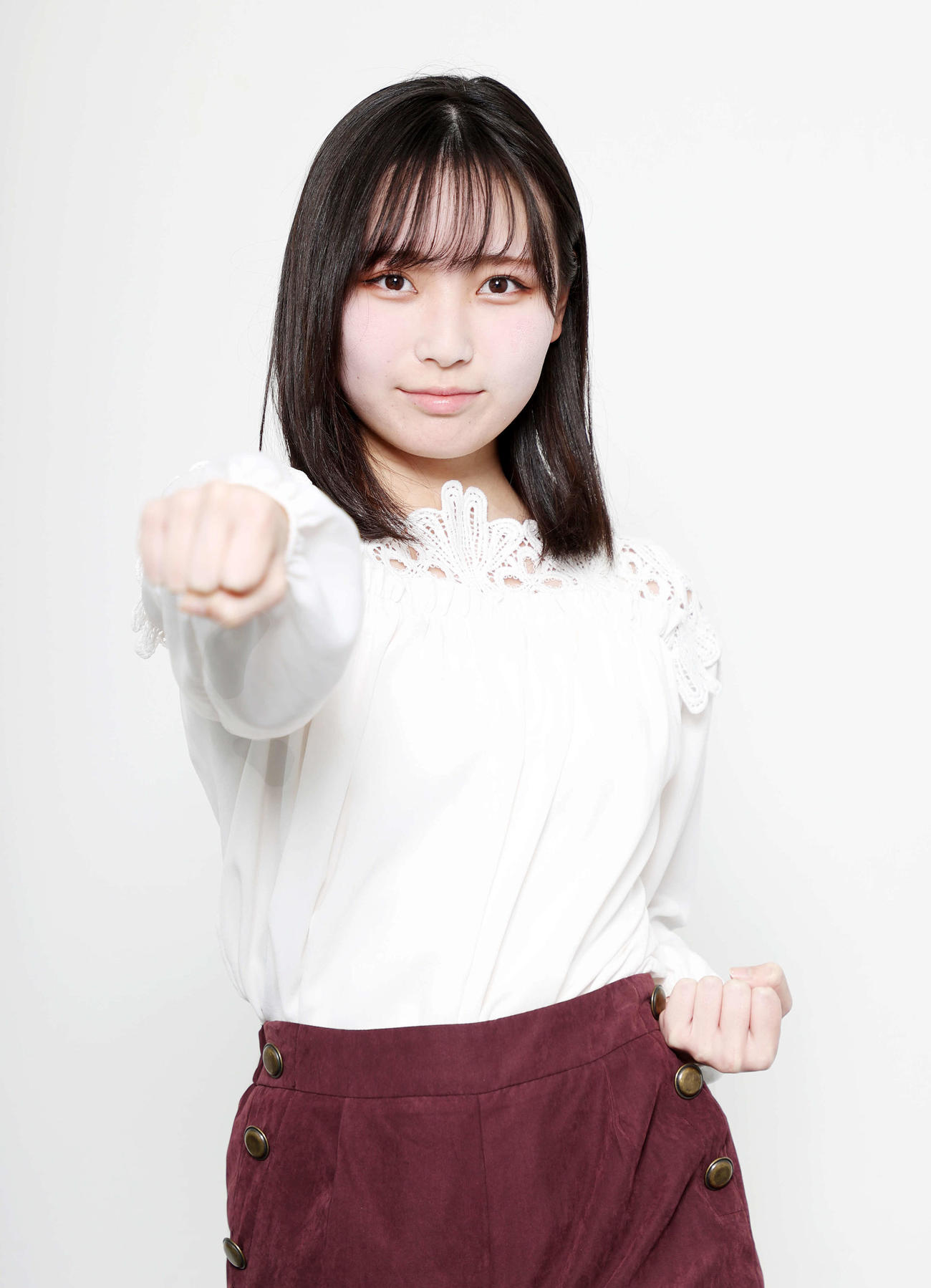 正拳突きのポーズをとる安井南（撮影・鈴木正人）