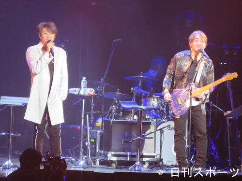 「MasahikoとYoshio Live Tour 2021－2022」のステージに立つ近藤真彦（左）と野村義男（東京・豊洲PITで）