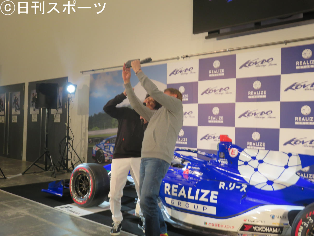 「MasahikoとYoshio Live Tour 2021－2022」の最終公演初日を前に会見後にスマホで記念撮影する近藤真彦（左）と野村義男（東京・豊洲PITで）