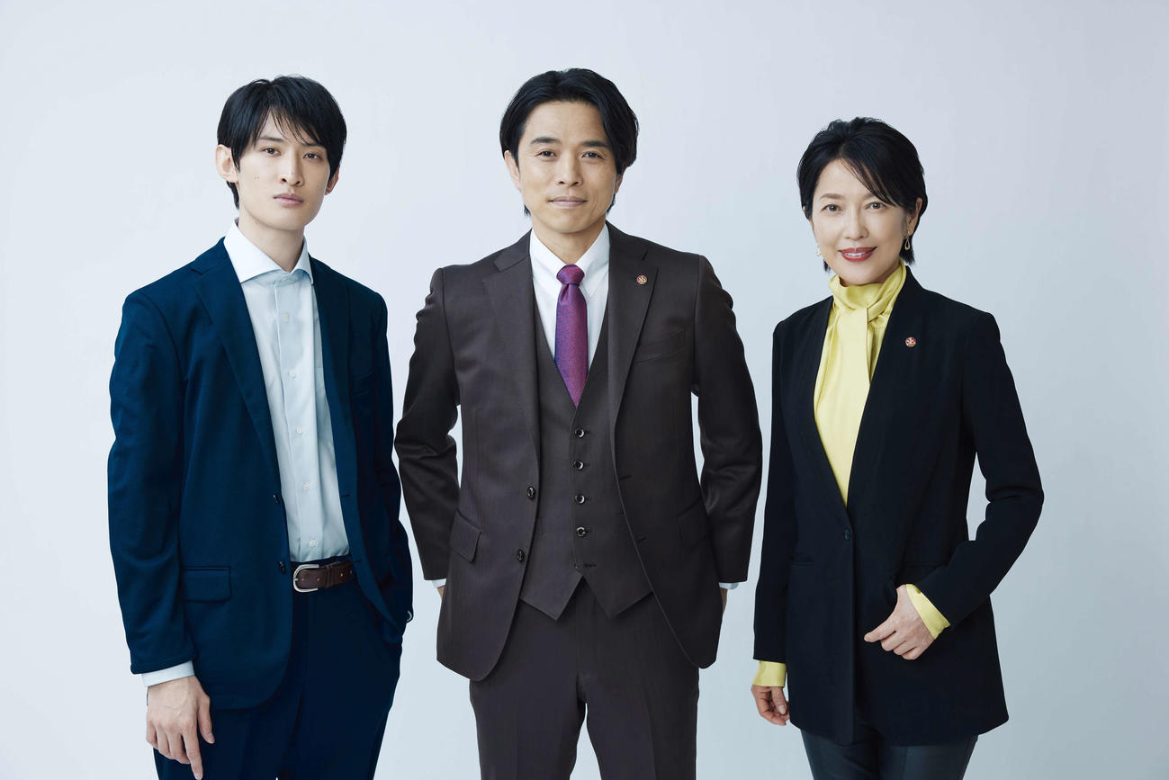 テレビ朝日系ドラマ「特捜9 season5」に主演する井ノ原快彦（中央）。左は共演の向井康二、右は羽田美智子