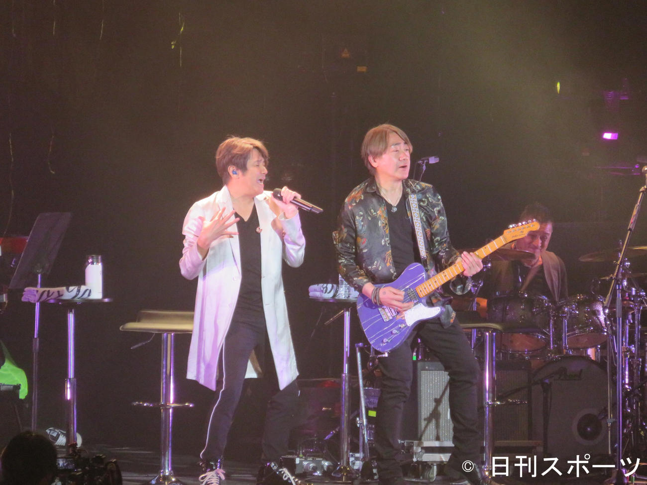 「MasahikoとYoshio Live Tour 2021－2022」のステージに立つ近藤真彦（左）と野村義男（東京・豊洲PITで）