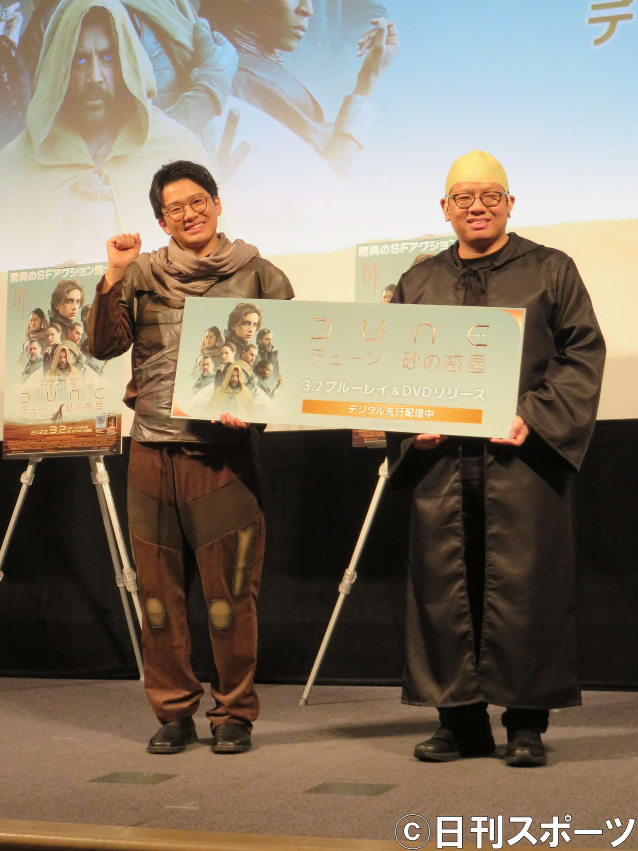 映画「DUNE」のイベントに出席したミキの昴生（右）と亜生