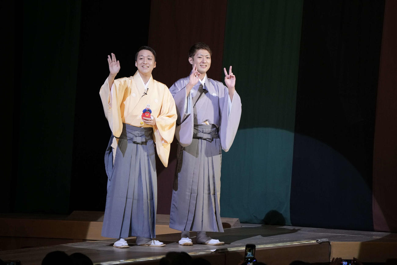 あいさつした（左から）中村米吉、中村橋之助（C）松竹