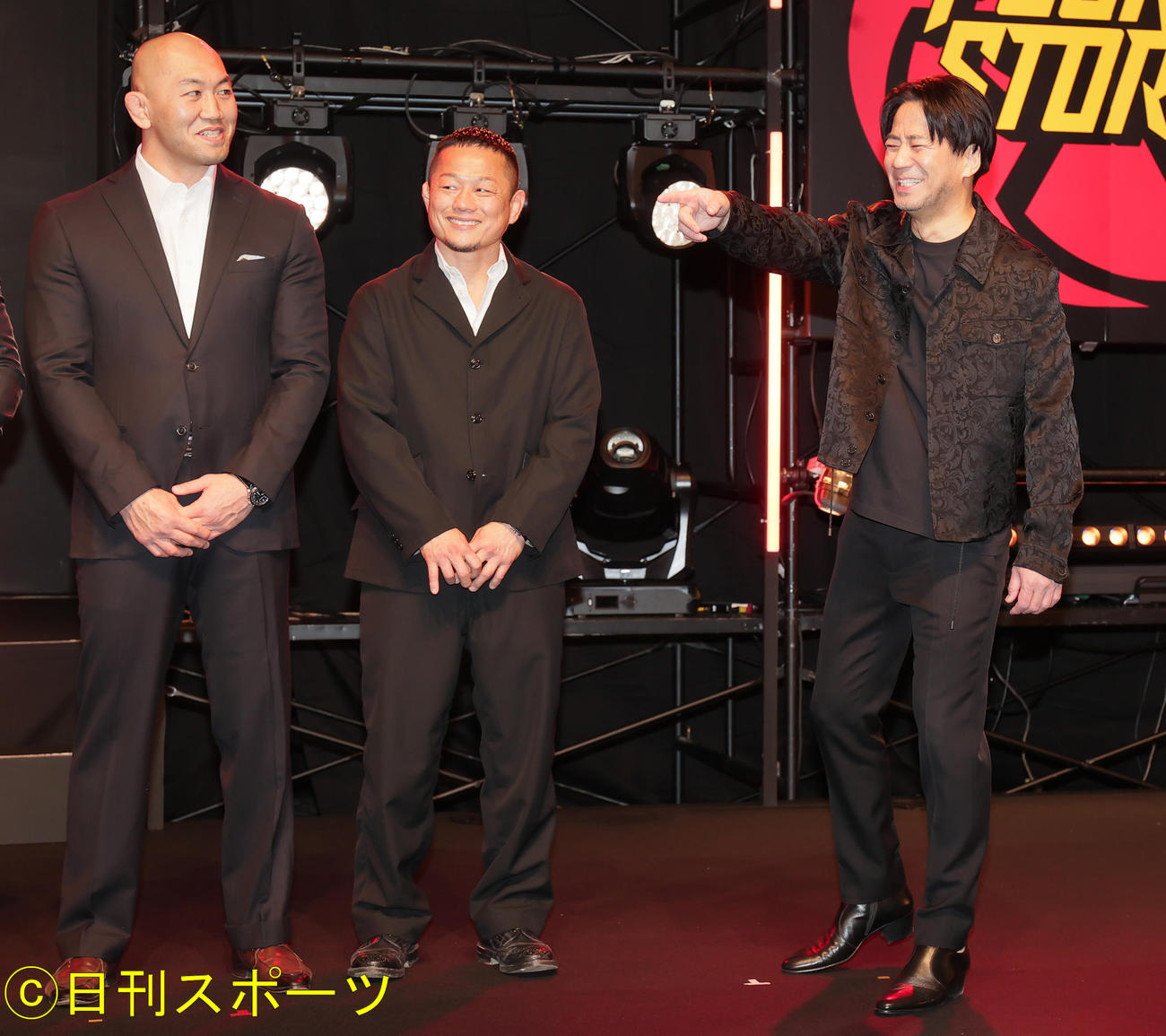 LDH発、格闘技とLIVEが融合したエンターテインメント「POUND STORM」の会見で笑顔を見せる左から岡見勇信、高谷裕之、HIRO（撮影・野上伸悟）