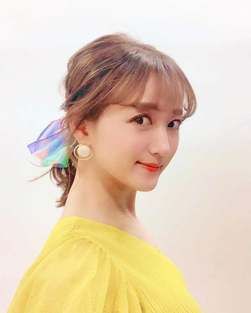 春らしいカラーのヘアアクセサリーをつけた小松（小松彩夏オフィシャルブログより）