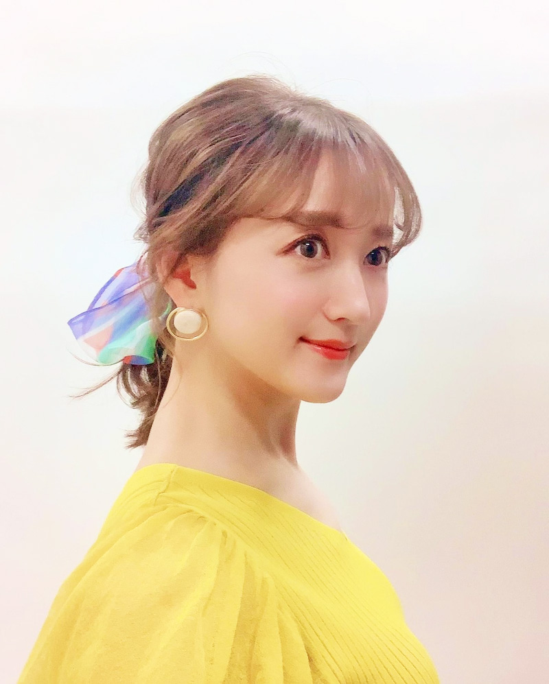 春らしいカラーのヘアアクセサリーをつけた小松（小松彩夏オフィシャルブログより）