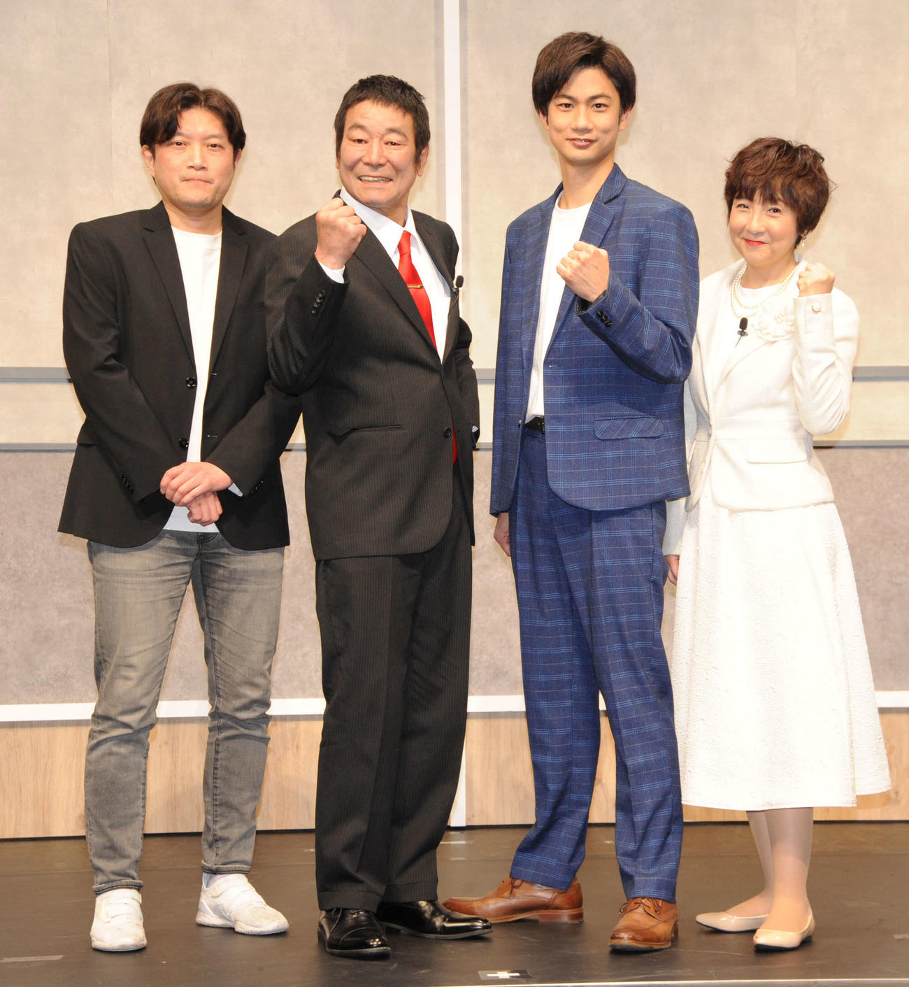 舞台「政見放送」の初日を迎え、取材に応じた左から演出の谷健二氏、ダンカン、馬場良馬、藤田朋子（2022年2月17日撮影）