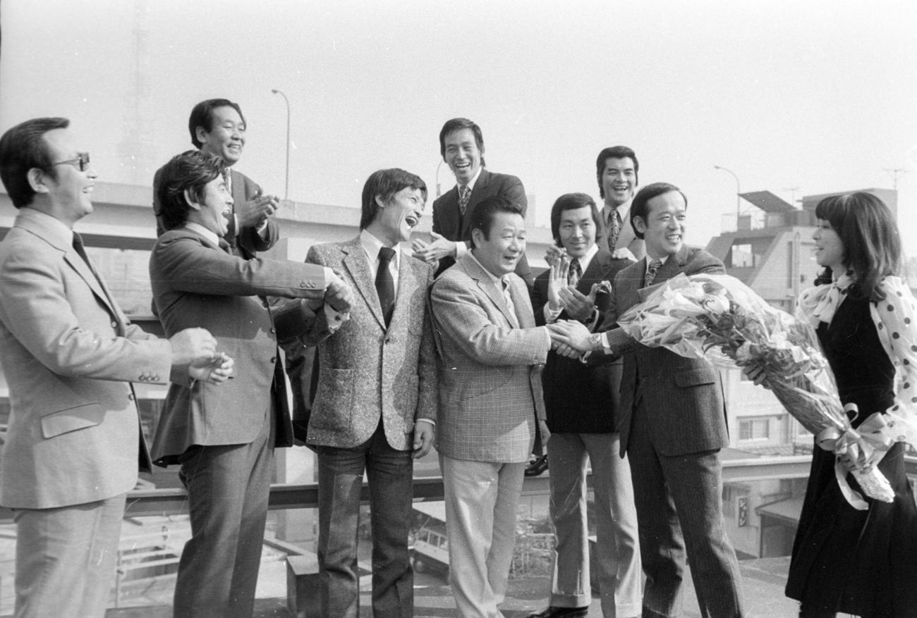 71年11月、「ザ・ガードマン」の最終アフレコを終え、晴れやかな表情の川津祐介さん（後列中央）ら7人のガードマン