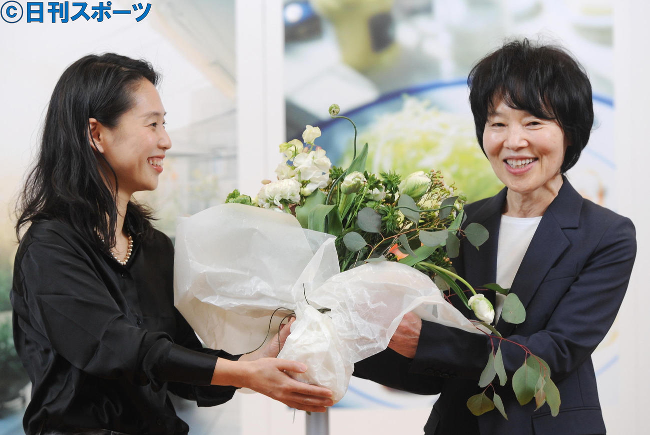 新雑誌発表会に出席した栗原さん（右）は、’75歳の誕生日を祝福され、関係者から花束を受け取る（撮影・山口昌久）