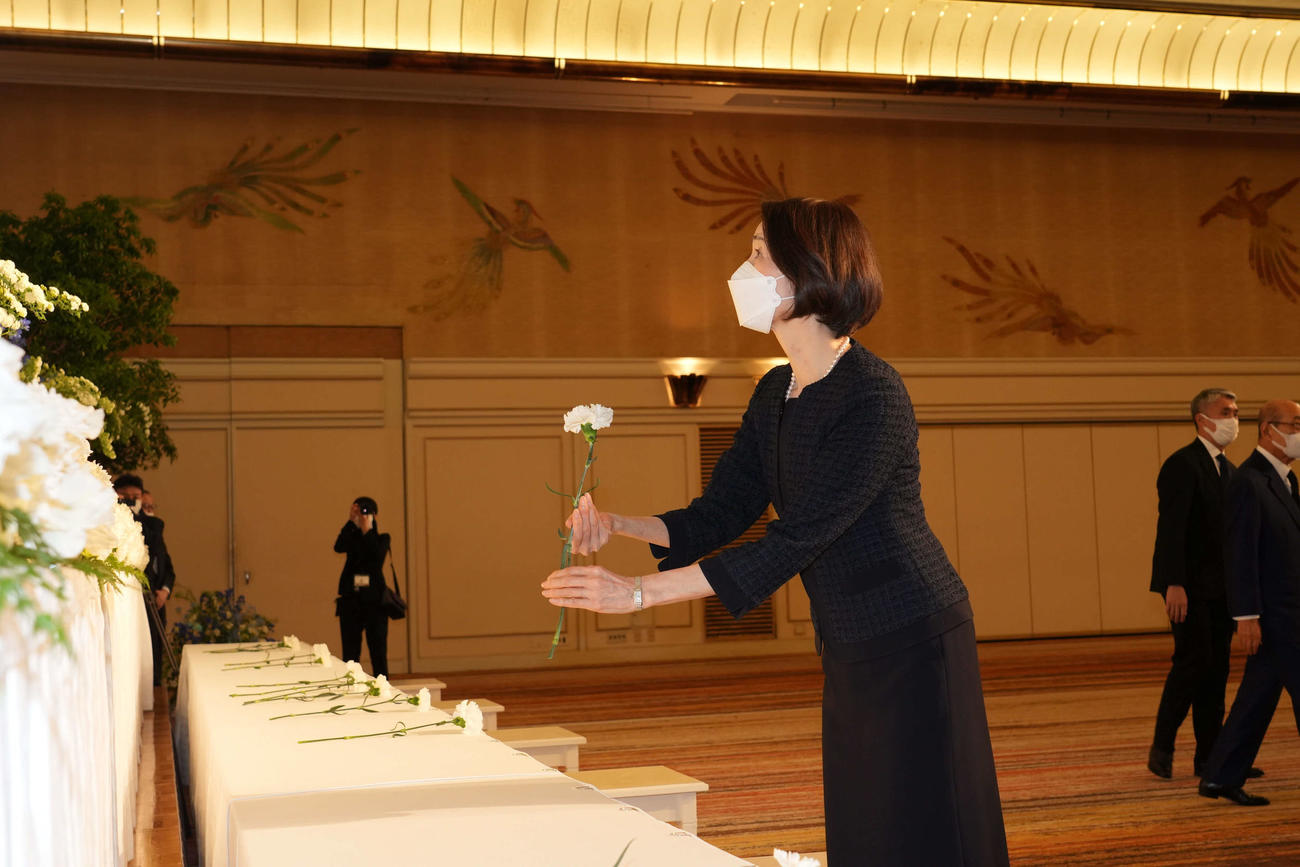 元東映社長の高岩淡さんのお別れ会で献花する、めいの檀ふみ（東映提供）
