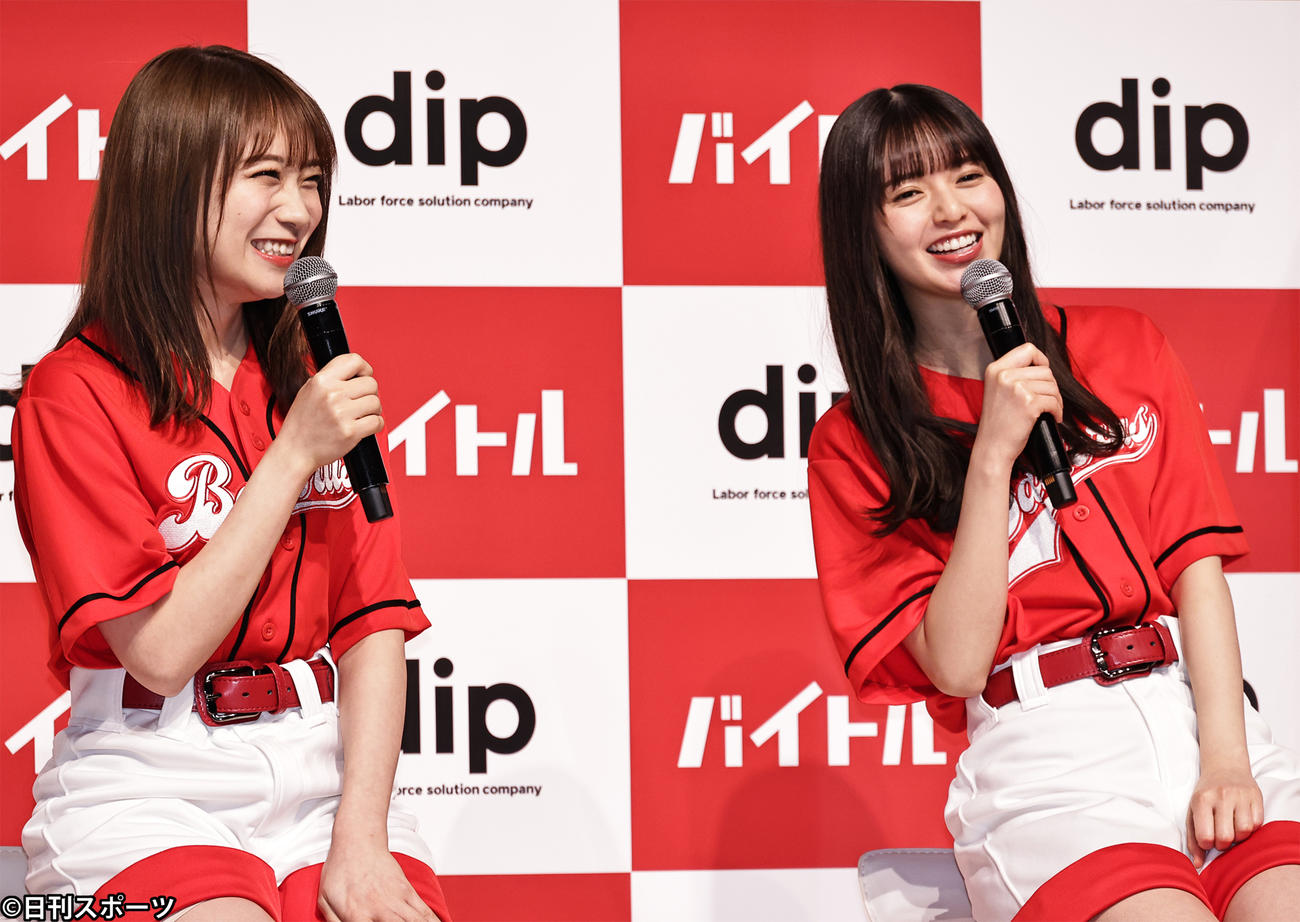 バイトル「時給UP企業応援団」企画記者発表会を行った、秋元真夏（左）と齋藤飛鳥（撮影・中島郁夫）