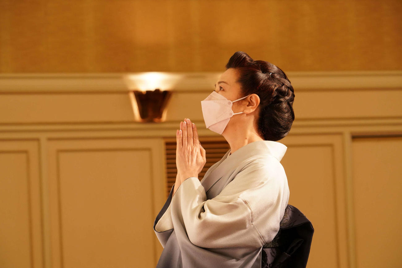 元東映社長の高岩淡さんのお別れ会で献花する名取裕子（東映提供）