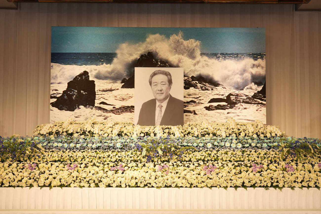 元東映社長の高岩淡さんのお別れ会に設置された祭壇（東映提供）