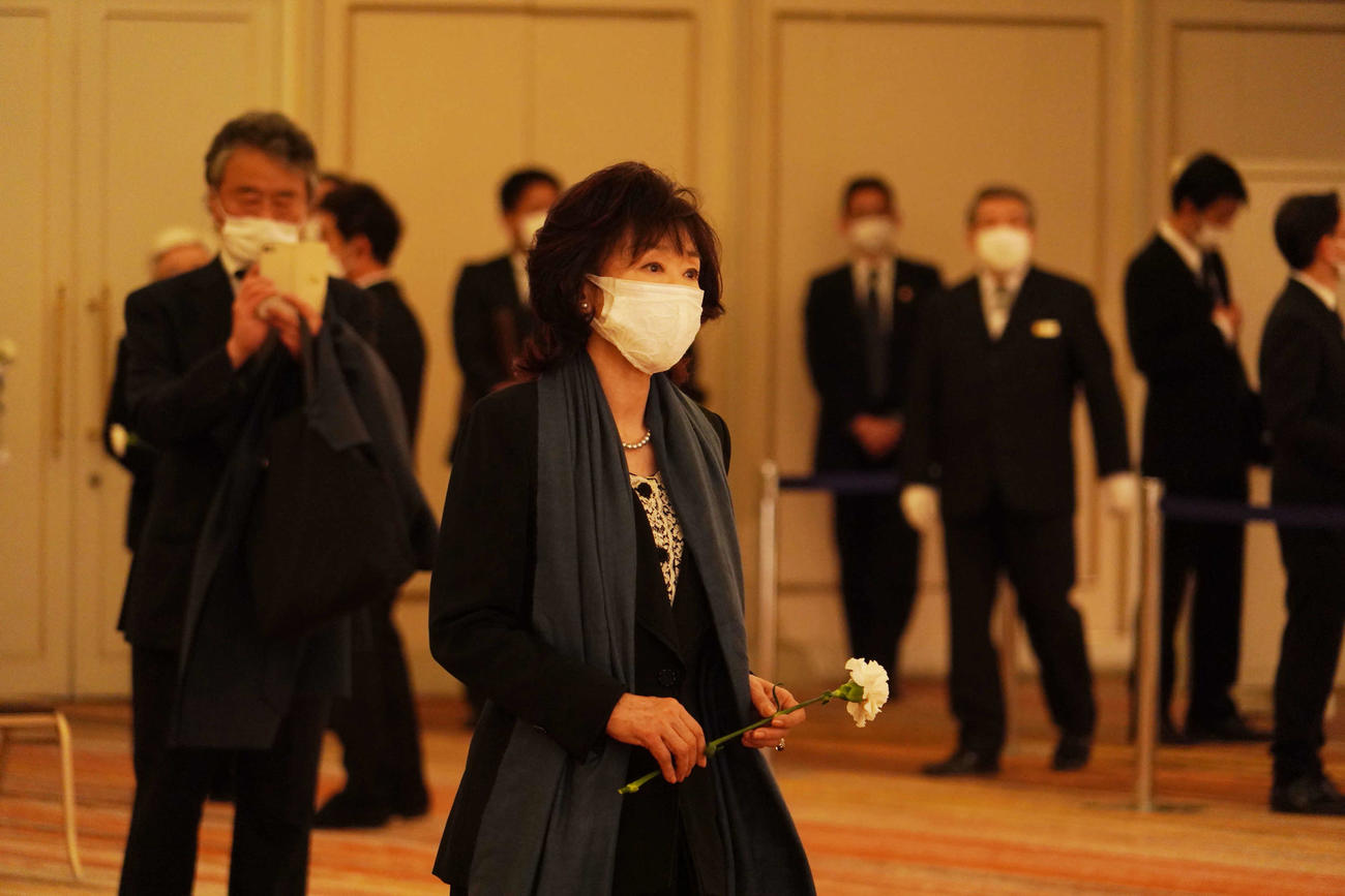 元東映社長の高岩淡さんのお別れ会で献花に向かう三田佳子（東映提供）